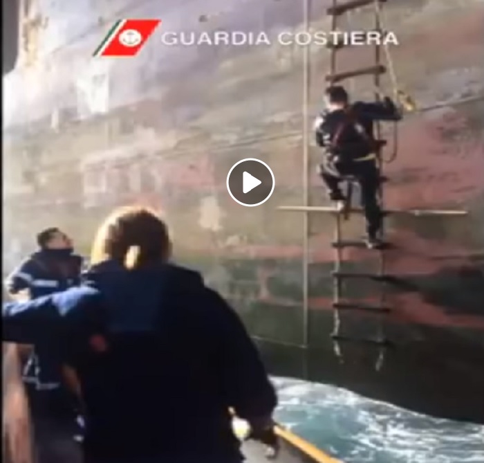 La Spezia, filippino colpito da malore su mercantile: l'intervento della Guardia Costiera