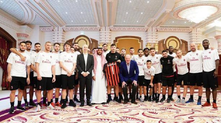 Milan, nella foto di gruppo in Arabia Saudita ci sono tutti tranne... Higuain