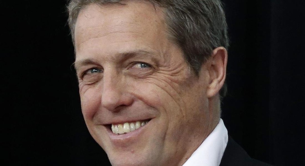 Hugh Grant, auto scassinata e borsa rubata. L'appello: "Ridatemi almeno la sceneggiatura"