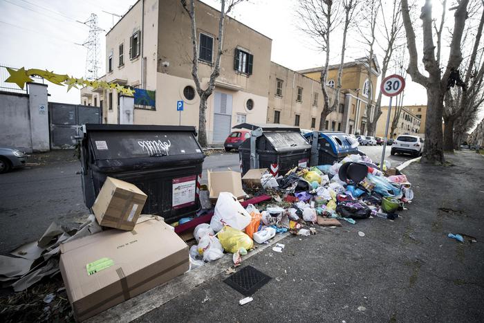 Roma. Decine di carte d'identità nell'immondizia a Cinecittà: il Municipio si sbarazza delle vecchie così?