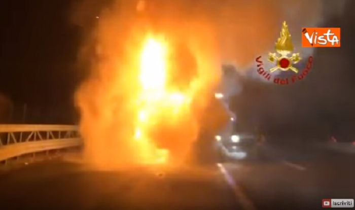 Camion in fiamme sulla A14 tra Rimini sud e Riccione