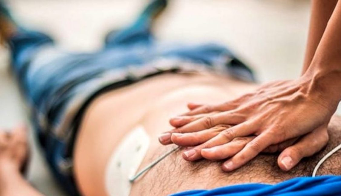 Arezzo, il padre ha un infarto: la figlia gli salva la vita guidata al telefono dal 118