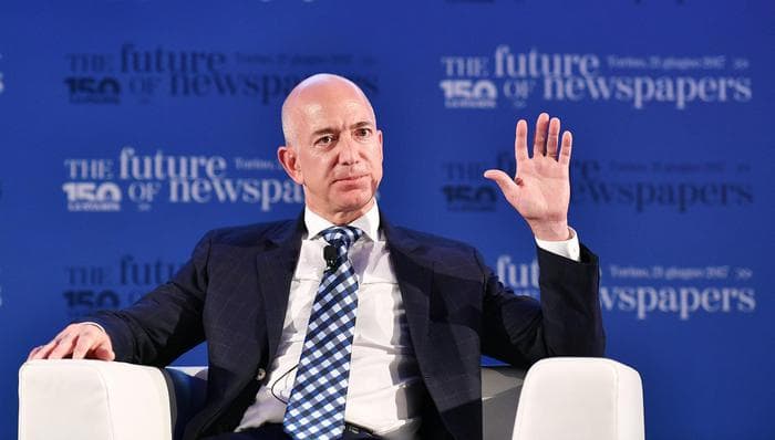 I 26 supermiliardari con la stessa ricchezza di mezzo mondo (3,8 mld di persone): Bezos, Gates...