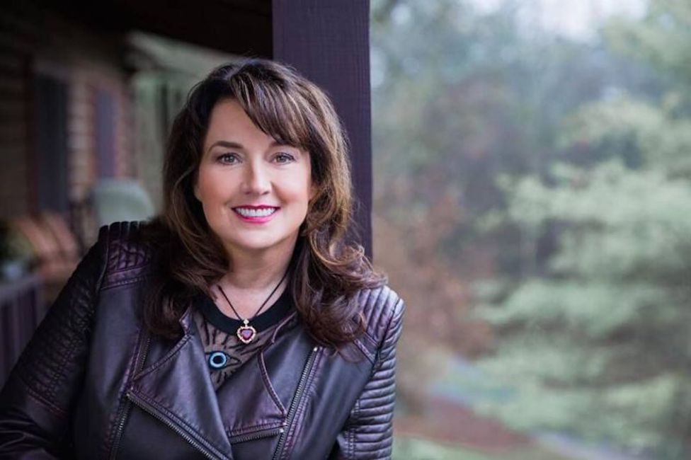 Sherrilyn Kenyon, la scrittrice di Dark Hunters accusa il marito: "Mi ha avvelenata per anni". E chiede 20 milioni di danni