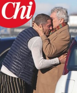 Lapo Elkann è tornato: la FOTO dell'abbraccio col padre Alain su Chi