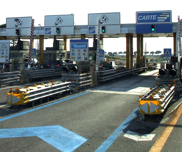 L'Aquila: macchinetta gli mangia il bancomat, lui prende motosega e distrugge casello A24