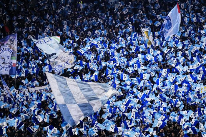 Lazio, al compleanno biancoceleste scontri tra fazioni ultrà, poi tutti contro la Polizia