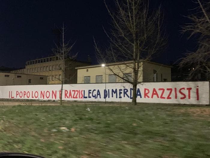 "Lega di m... Razzisti": la scritta sui muri esterni della sede storica di Via Bellerio a Milano