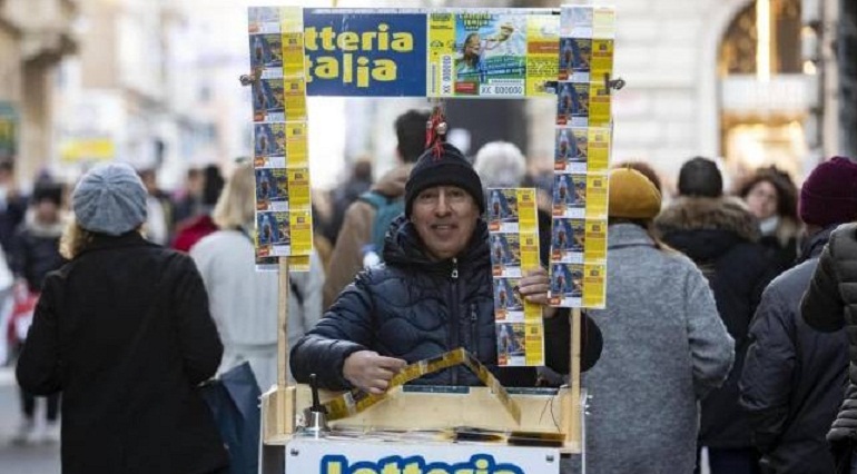 Lotteria Italia, i biglietti vincenti di terza categoria (premio da 25mila euro) (foto Ansa)