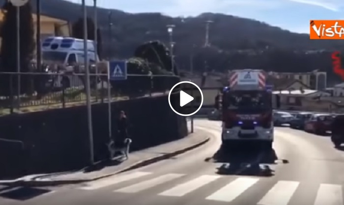 Luino (Varese): toglie luminarie natalizie, cade nella torre della chiesa