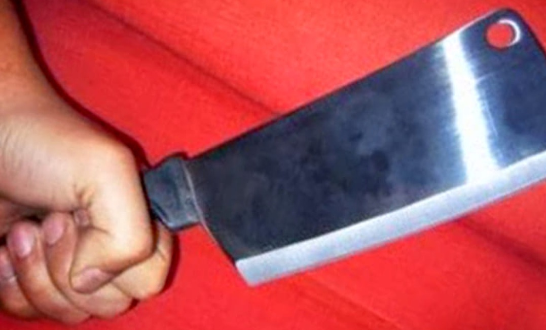 Aggredisce datore di lavoro con una mannaia: arrestato 41enne cinese. Litigavano per lo stipendio