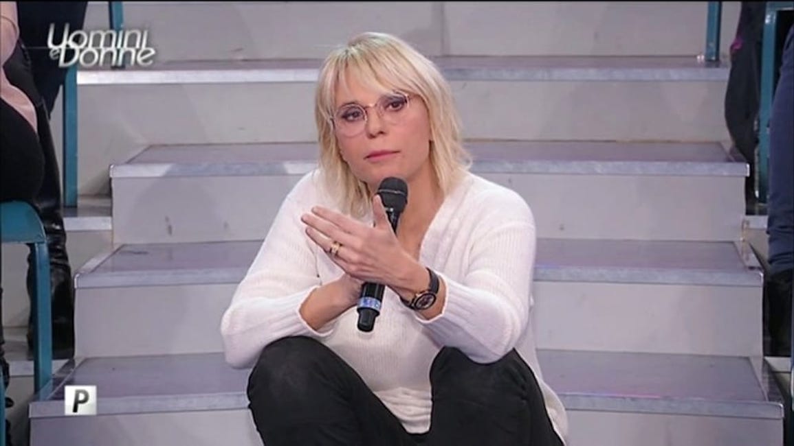 Uomini e Donne, Maria De Filippi e il maglione da 1200 euro che fa indignare i fan