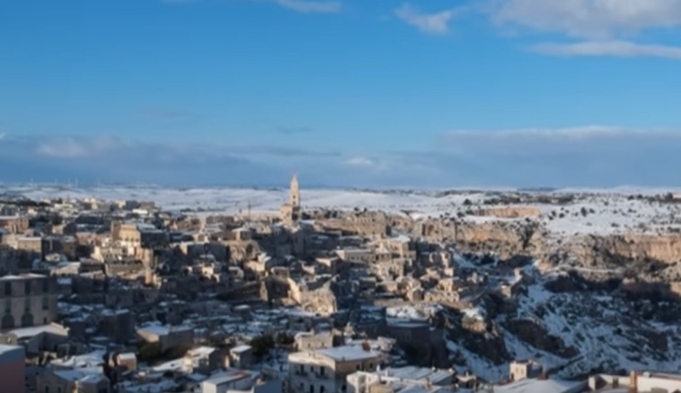Matera ricoperta di neve: vista dal drone la città dei sassi è da fiaba VIDEO