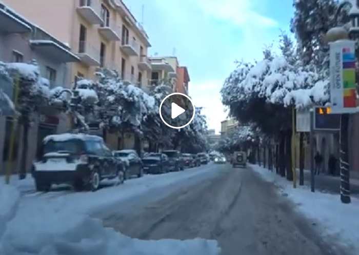 Matera sotto la neve: un giro in auto sulle strade imbiancate
