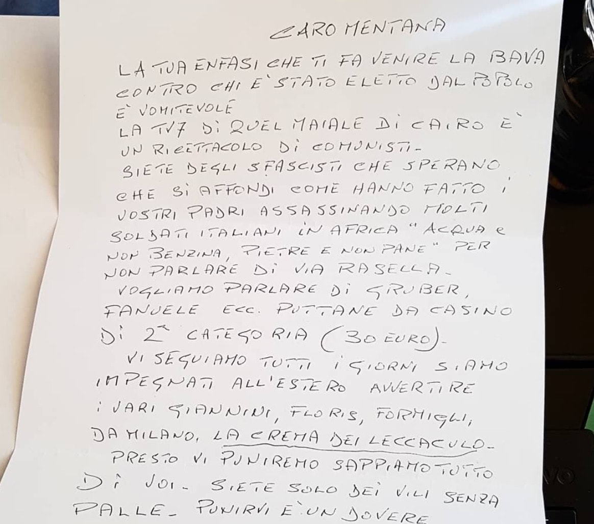 Enrico Mentana minacciato con i giornalisti La7: lettera con svastica FOTO