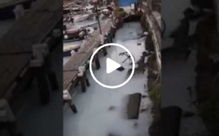 YOUTUBE. Napoli, il mare di fronte a Mergellina è bianco latte: ispezioni nelle fogne del rione