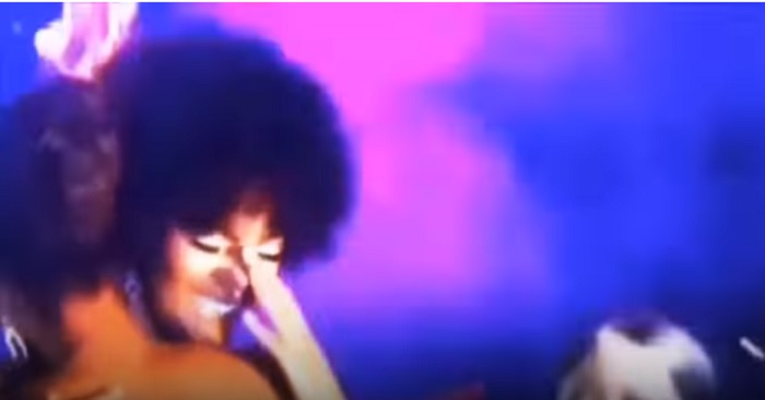 Dorcas Kasinde vince Miss Africa, durante premiazione i suoi capelli vanno a fuoco VIDEO