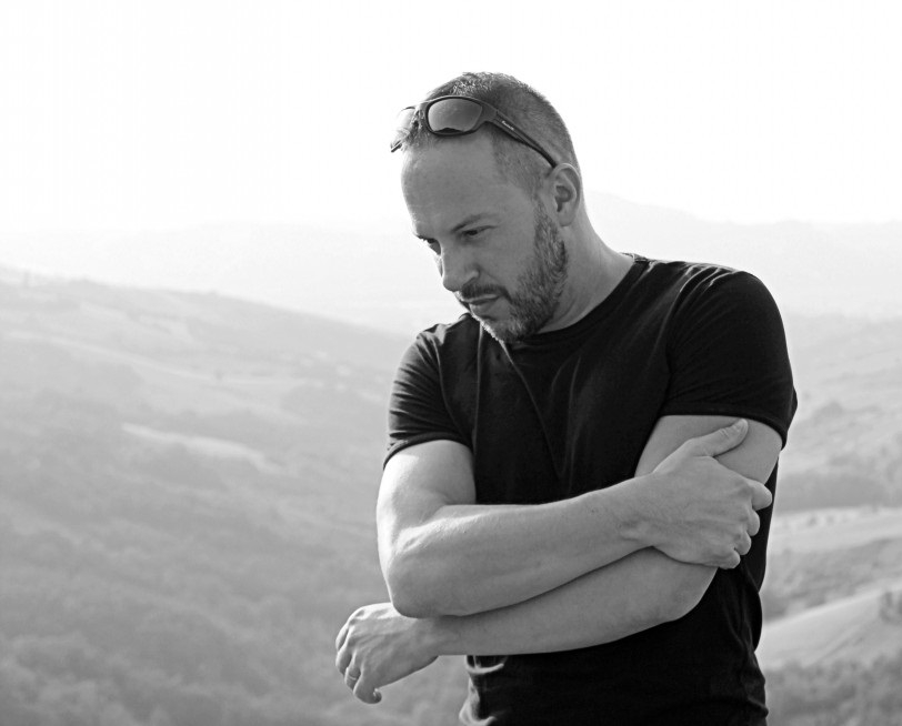 "Tenebra è la notte" è il quinto album di Alessio Mariani, in arte "Murubutu"