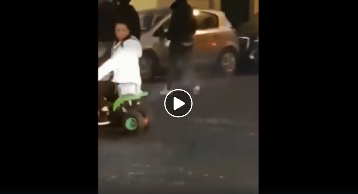 Napoli, su mini moto col figlio parla al cellulare senza casco