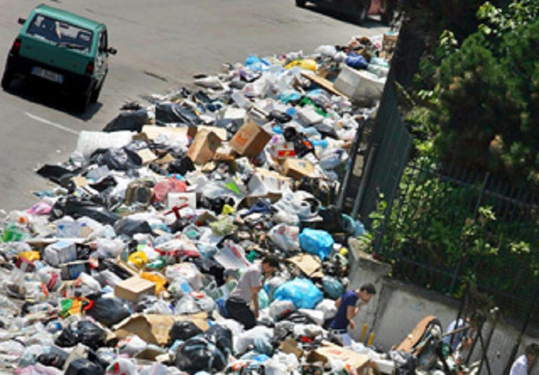 Napoli, incendiano rifiuti. Poliziotto interviene e viene aggredito (foto d'archivio Ansa)