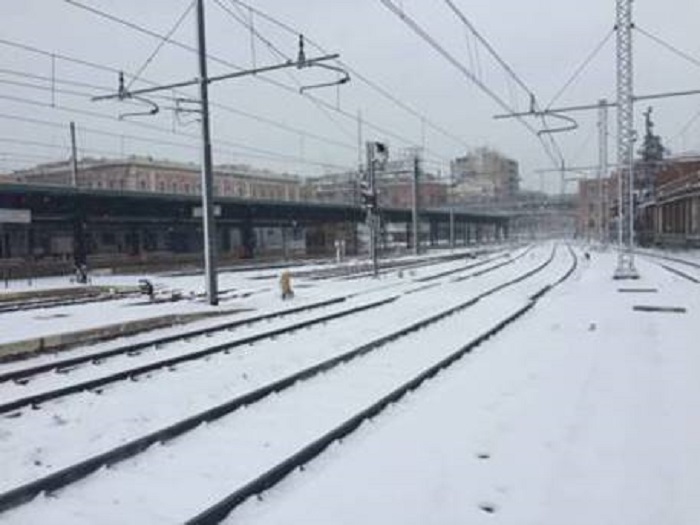 Meteo: neve, vento e gelo. Treni regionali ridotti del 30%: le linee interessate