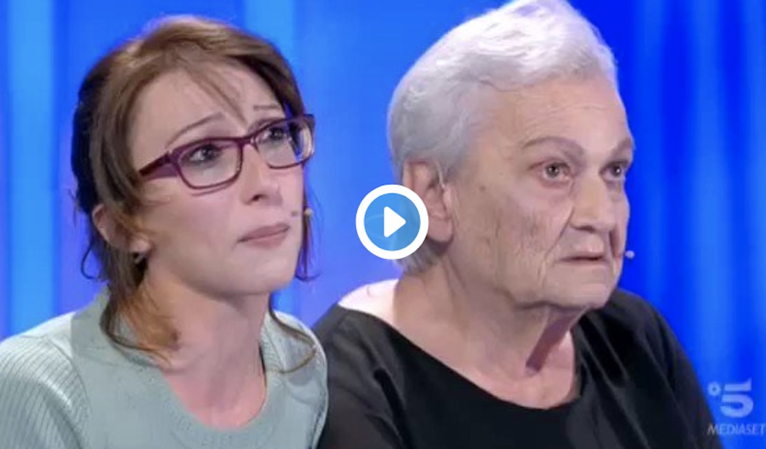 C'è posta per te, il figlio chiude la busta in faccia alla mamma di 88 anni. Lei lo insulta, il pubblico la acclama