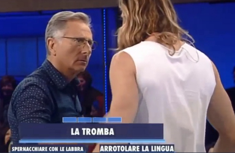 "Avanti un altro", Paolo Bonolis se la prende con Nilsson: "Ridi de tu' sorella..."
