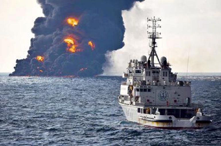 Hong Kong, petroliera prende fuoco: almeno un morto (foto d'archivio Ansa)