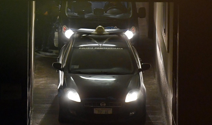 Marco Piovella risale su un furgone della Polizia