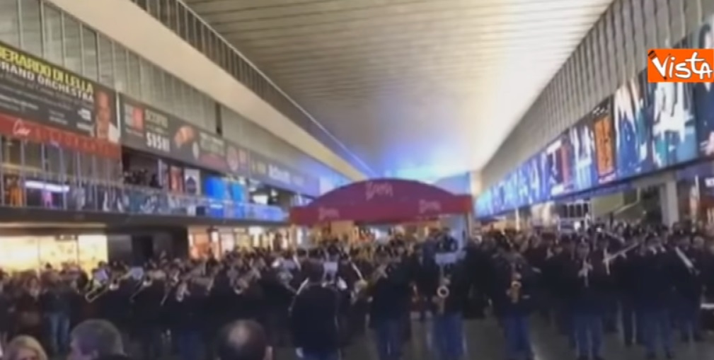 Polizia di Stato suona per i viaggiatori nella stazione Termini a Roma