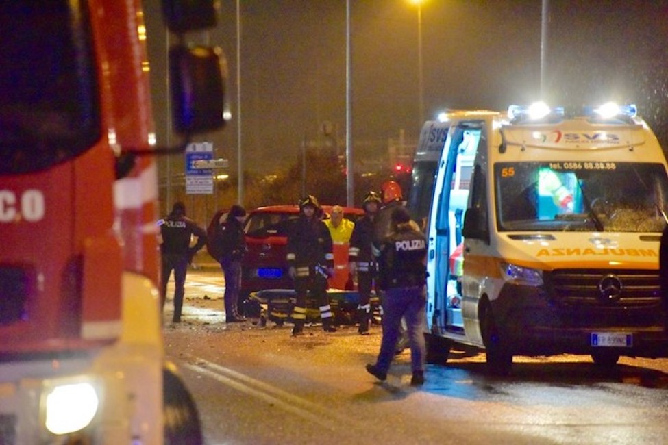 Livorno, schianto camion-auto polizia: muore l'agente Fabio Baratella, grave il collega