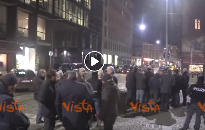 Ncc protestano contro Beppe Grillo a Milano: "Governo nuovo ma non è cambiato niente"