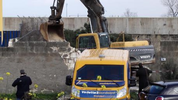 Bari: rapina e assalto con ruspe al portavalori. Camion bruciati per bloccare la strada