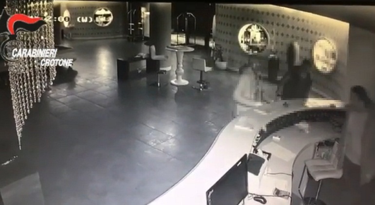 Portiere acciuffa scafisti russi: li manda in camera e chiama la polizia