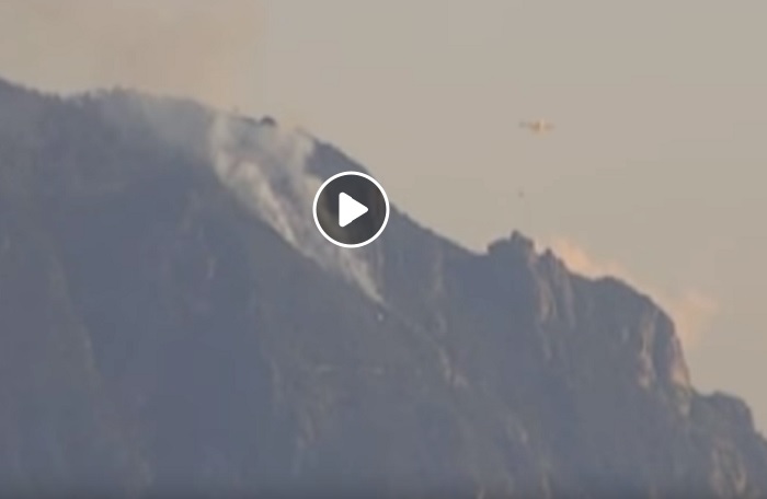 Incendio sul monte Portofino in provincia di Genova: canadair in azione