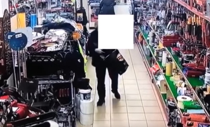 YOUTUBE Gela, il prete che ruba un paio di pantaloni in un negozio VIDEO