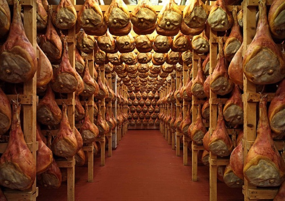 Resia, don Alberto contro le minigonne in chiesa: "Cosce parrocchiane in mostra come prosciutti"