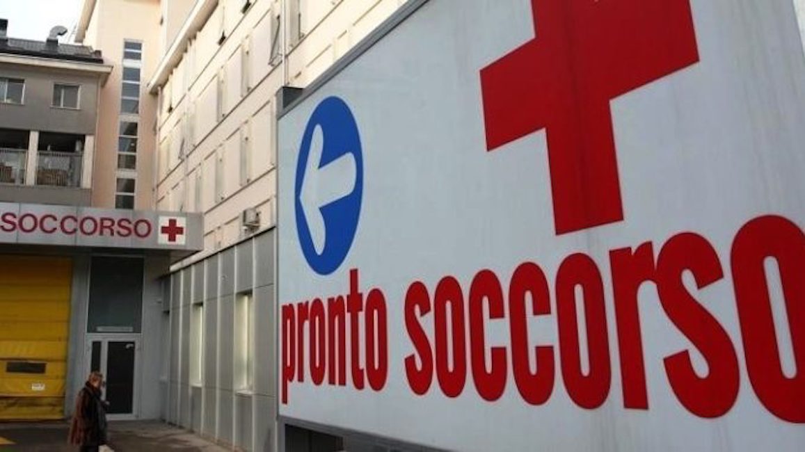 Gallarate, arriva in ambulanza e si lancia dalla finestra dell'ospedale: i parenti devastano il Pronto Soccorso
