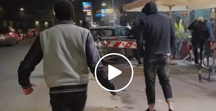 “Roma, respinto dalla discoteca investe in auto i buttafuori VIDEO” è bloccato Roma, respinto dalla discoteca investe in auto i buttafuori VIDEO