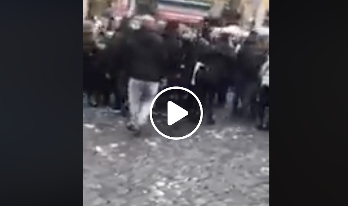 Napoli, rissa per eredità dopo il funerale: familiari si prendono a calci e pugni VIDEO