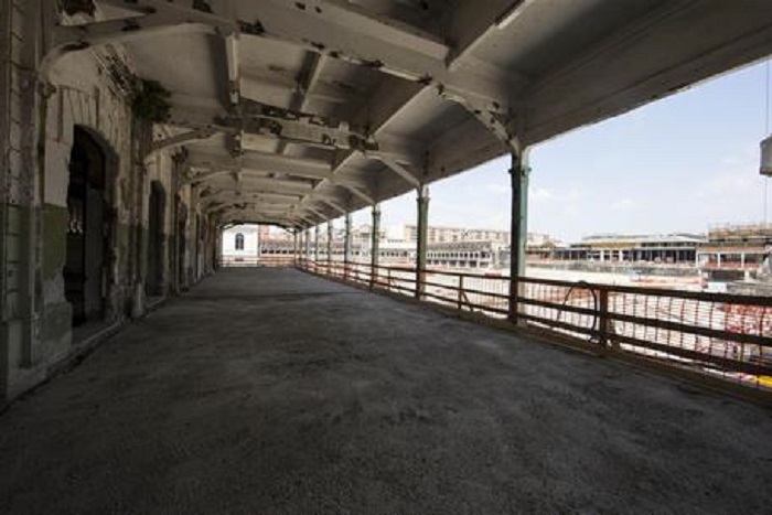 Roma Ostiense, ivoriano prova ad abusare di una donna nel sottopassaggio. Passante la salva