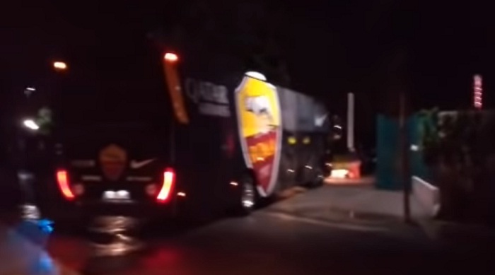 Roma contestata a Trigoria: lancio di oggetti, "bastardi infami"