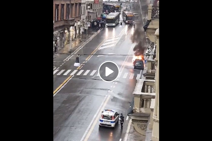 Roma: un'auto prende fuoco in via del Tritone VIDEO