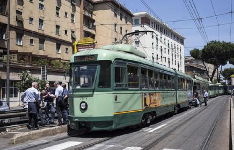 Roma, due persone investite da un tram: corse sospese (foto d'archivio Ansa)