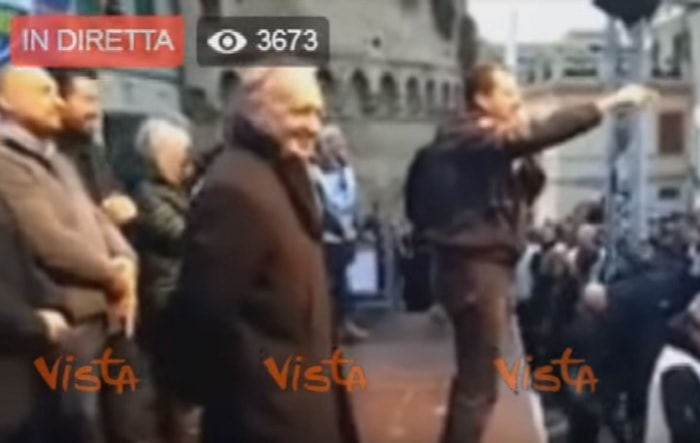Vasto, Salvini scherza con i sostenitori: "Mettiamo un po' di musica, cominciamo con Baglioni"