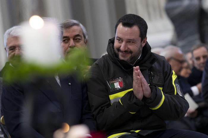 Salvini sempre in divisa, il sindacato dei Vigili del Fuoco lo denuncia