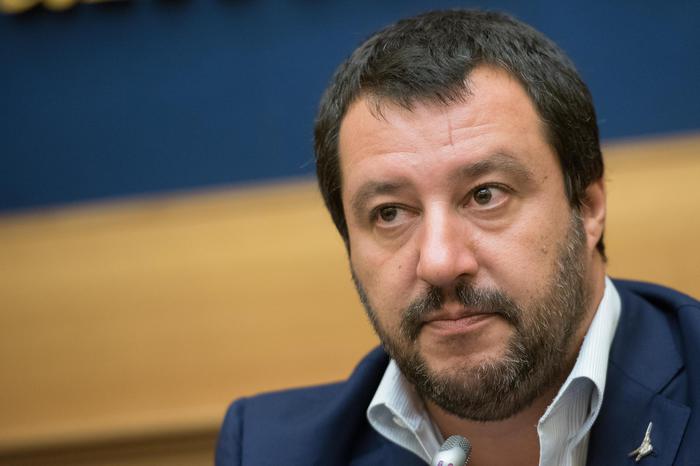 Migranti, Salvini contro Conte: "Io non autorizzo niente, vediamo se arrivano"