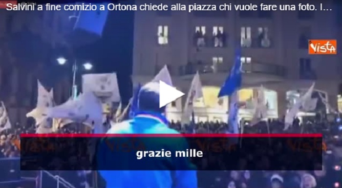 Matteo Salvini: "Qualcuno vuole fare una foto?" In piazza ad Ortona la folla grida in coro: "Sì" VIDEO