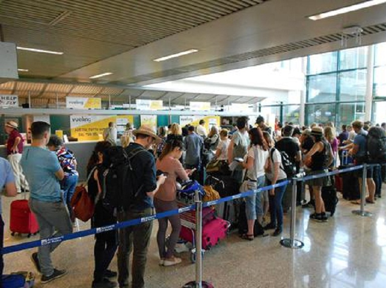 Sciopero controllori di volo 11 gennaio: orario e voli cancellati (foto Ansa)