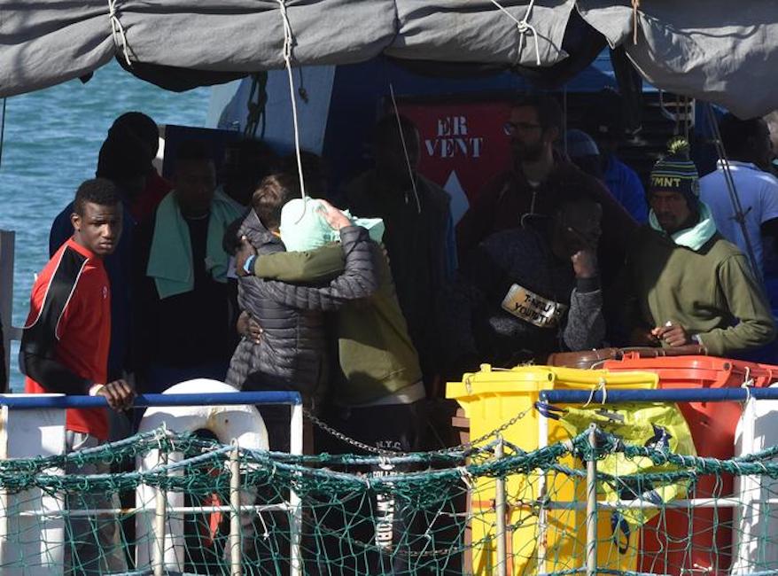 Sea Watch, migranti sbarcano a Catania. Ma per Di Battista è più importante il Venezuela